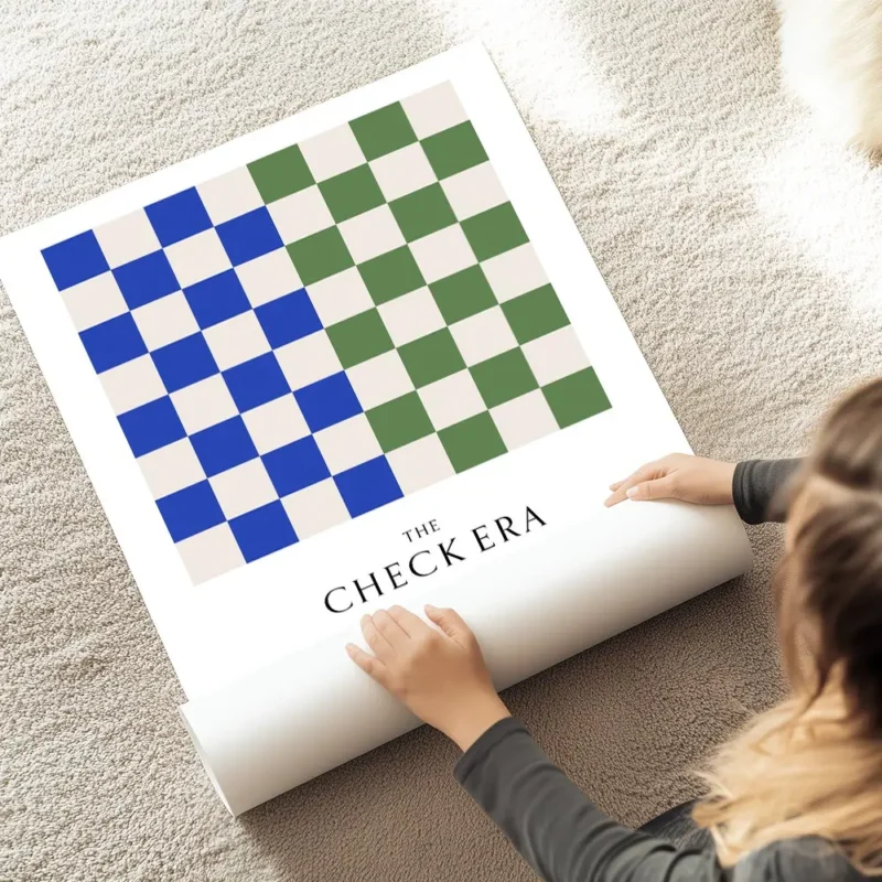 affiche avec motif de damier vert et bleu typographie the check era au sol.webp