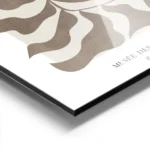 affiche avec motif de feuille abstraite marron et texte typographie noir sur fon aluminium.webp