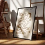 affiche avec motif de feuille abstraite marron et texte typographie noir sur fon encadre.webp