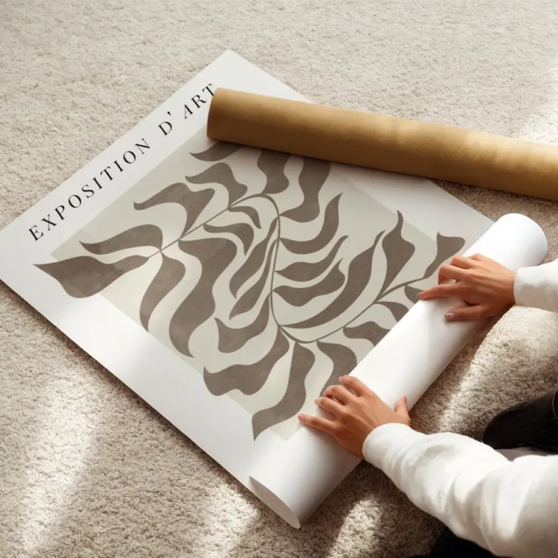 affiche avec motif de feuille abstraite marron et texte typographie noir sur fon enroule.webp