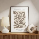 affiche avec motif de feuille abstraite marron et texte typographie noir sur fon meuble.webp