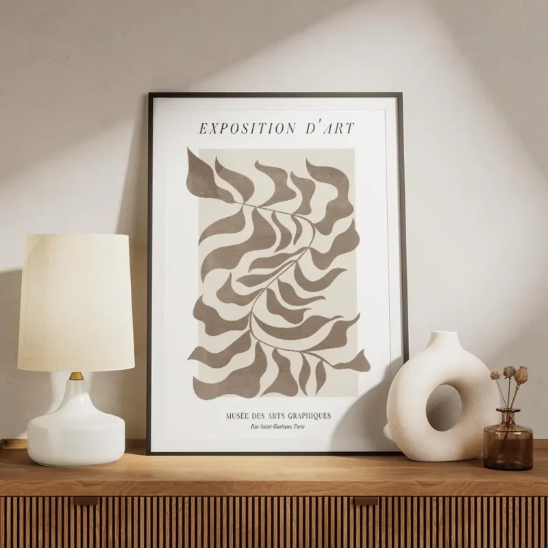 affiche avec motif de feuille abstraite marron et texte typographie noir sur fon meuble.webp