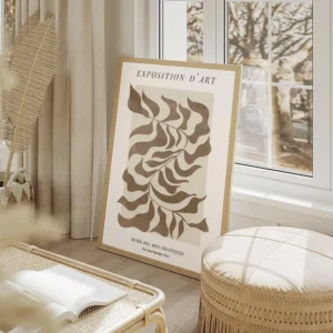 affiche avec motif de feuille abstraite marron et texte typographie noir sur fon salon beige.webp