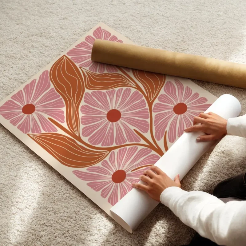 affiche avec motif floral stylise cinq fleurs roses et feuilles orange sur fond enroule.webp