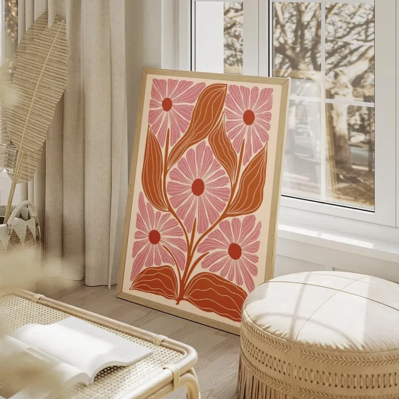 affiche avec motif floral stylise cinq fleurs roses et feuilles orange sur fond salon beige.webp