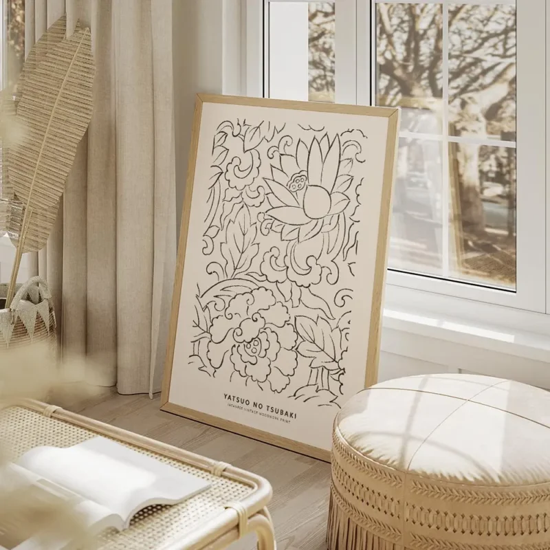 affiche avec motifs floraux japonais vintage lotus et camelia en noir sur fond b salon beige.webp