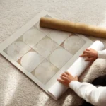affiche avec neuf carreaux beiges et marron clair certains avec des formes en de enroule.webp