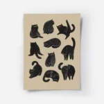 affiche avec neuf chats noirs aux yeux orange dans differentes poses ludiques su.webp