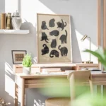 affiche avec neuf chats noirs aux yeux orange dans differentes poses ludiques su bureau.webp