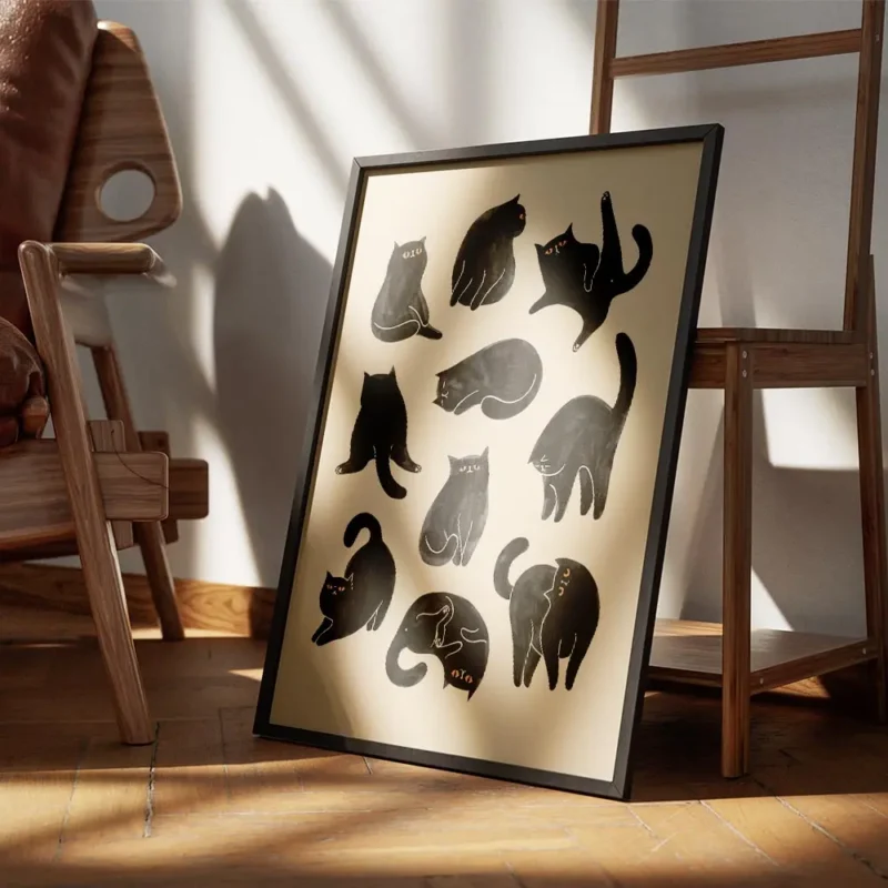 affiche avec neuf chats noirs aux yeux orange dans differentes poses ludiques su encadre.webp