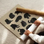 affiche avec neuf chats noirs aux yeux orange dans differentes poses ludiques su enroule.webp