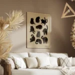 affiche avec neuf chats noirs aux yeux orange dans differentes poses ludiques su salon.webp