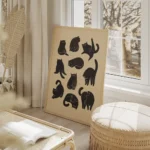 affiche avec neuf chats noirs aux yeux orange dans differentes poses ludiques su salon beige.webp