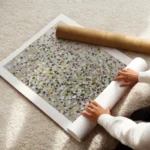 affiche avec peinture a points colores formant une feuille abstraite sur fond gr enroule.webp