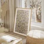 affiche avec peinture a points colores formant une feuille abstraite sur fond gr salon beige.webp