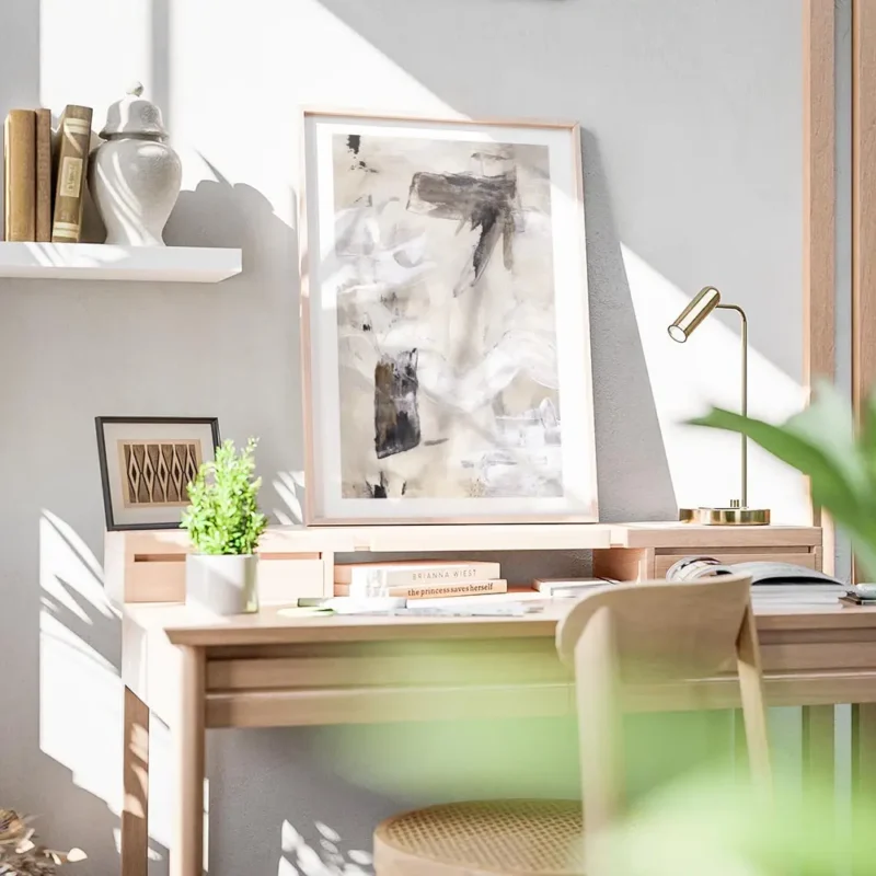 affiche avec peinture abstraite beige blanc et gris touches de noir et marron co bureau.webp