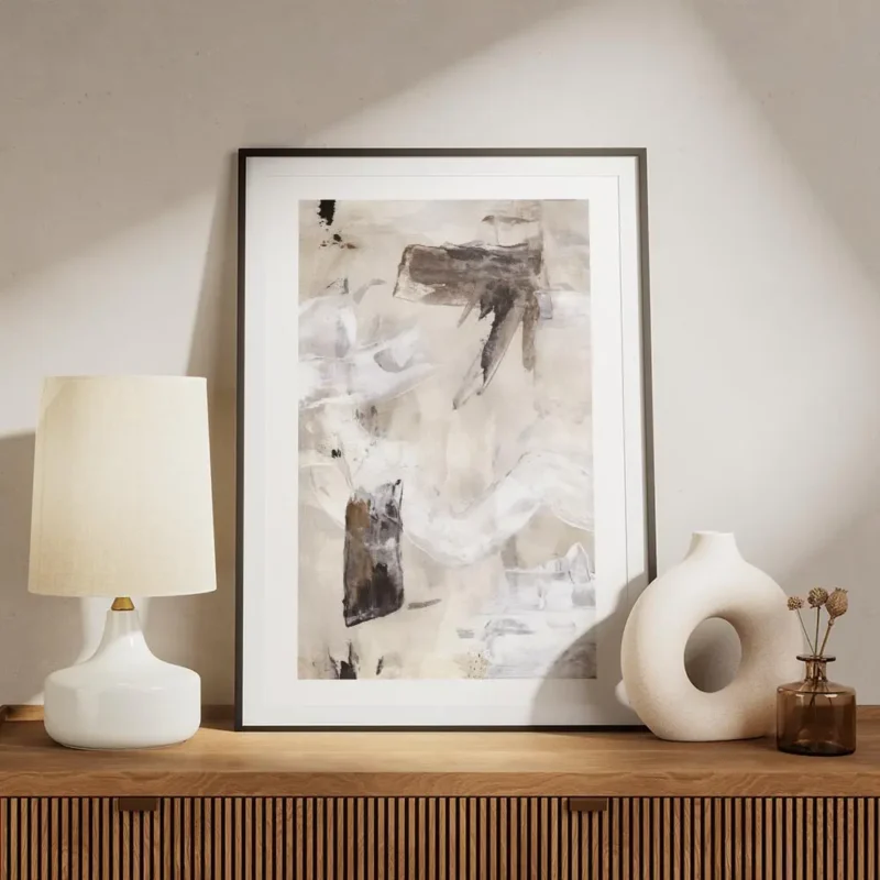 affiche avec peinture abstraite beige blanc et gris touches de noir et marron co meuble.webp