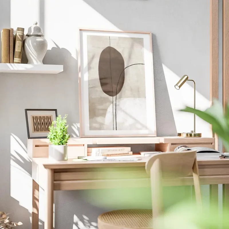 affiche avec peinture abstraite de formes organiques marron et blanches traverse bureau.webp