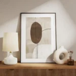 affiche avec peinture abstraite de formes organiques marron et blanches traverse meuble.webp