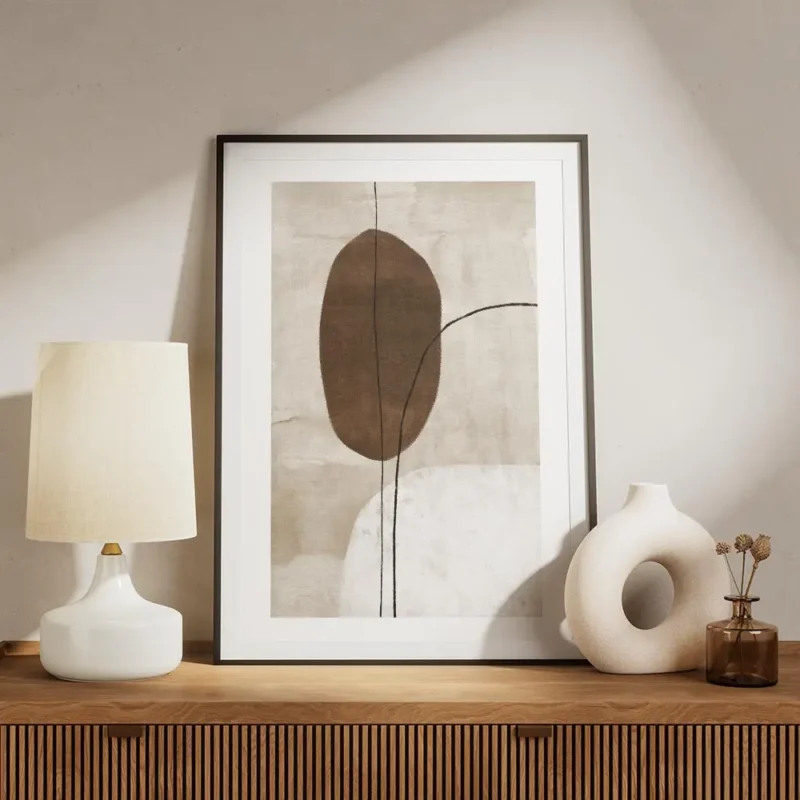 affiche avec peinture abstraite de formes organiques marron et blanches traverse meuble.webp