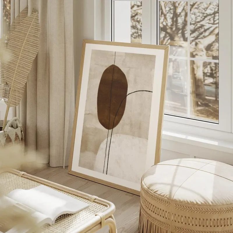 affiche avec peinture abstraite de formes organiques marron et blanches traverse salon beige.webp