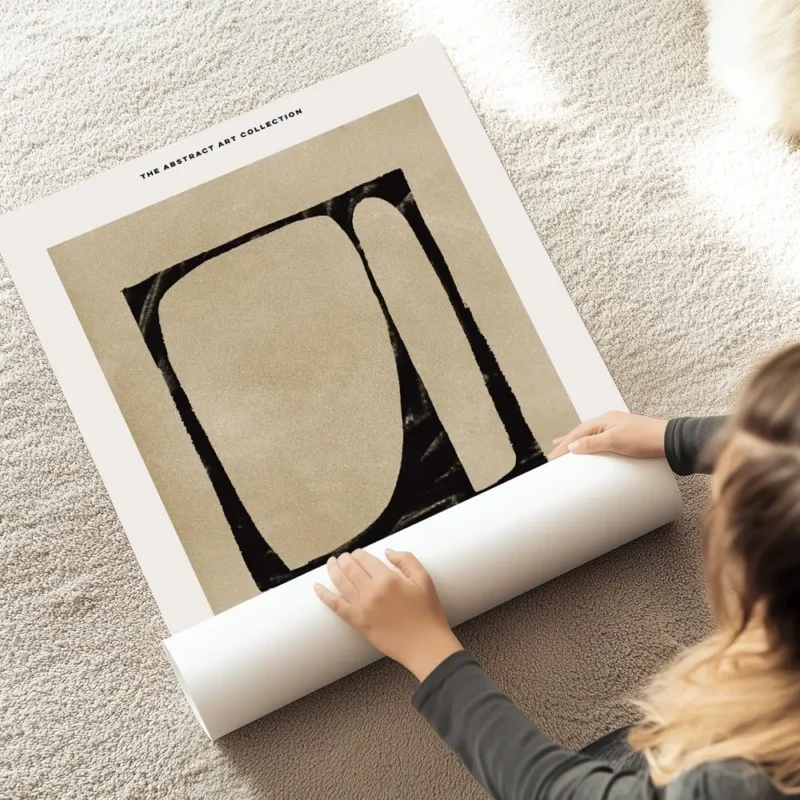 affiche avec peinture abstraite noire et beige typographie museum retrospective au sol.webp