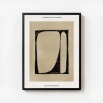 affiche avec peinture abstraite noire et beige typographie museum retrospective avec cadre.webp