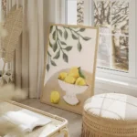 affiche avec peinture dun bol blanc rempli de citrons jaunes sur une table feuil salon beige.webp