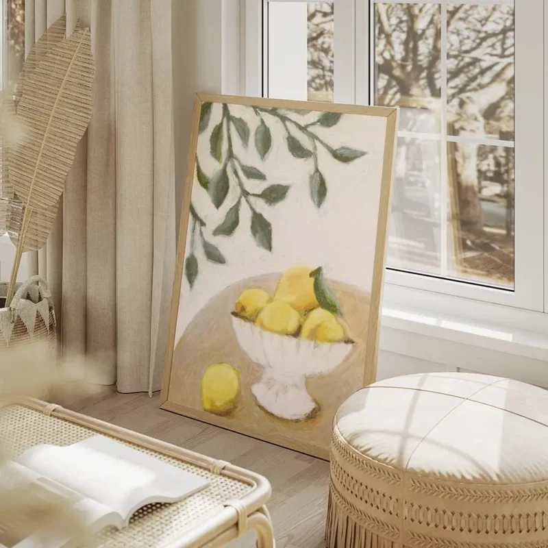 affiche avec peinture dun bol blanc rempli de citrons jaunes sur une table feuil salon beige.webp
