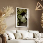 affiche avec photographie de nenuphars blancs et de feuilles vertes flottant sur salon.webp