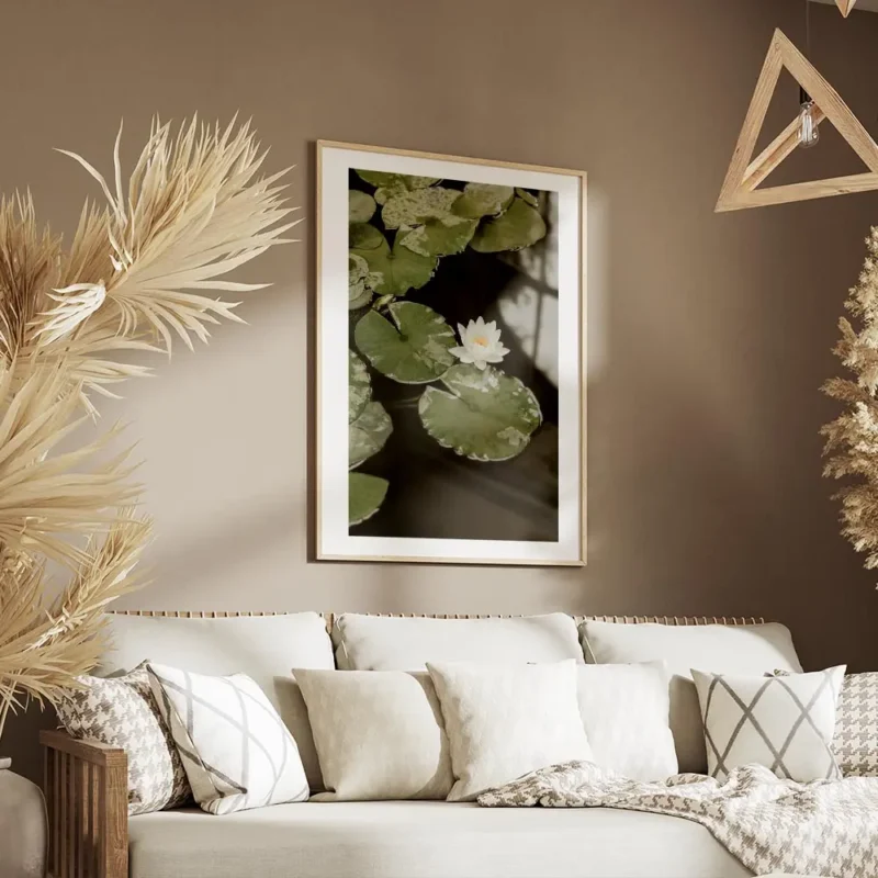 affiche avec photographie de nenuphars blancs et de feuilles vertes flottant sur salon.webp