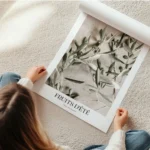 affiche avec photographie dolives vertes sur des branches dolivier sur un fond e en rouleau.webp