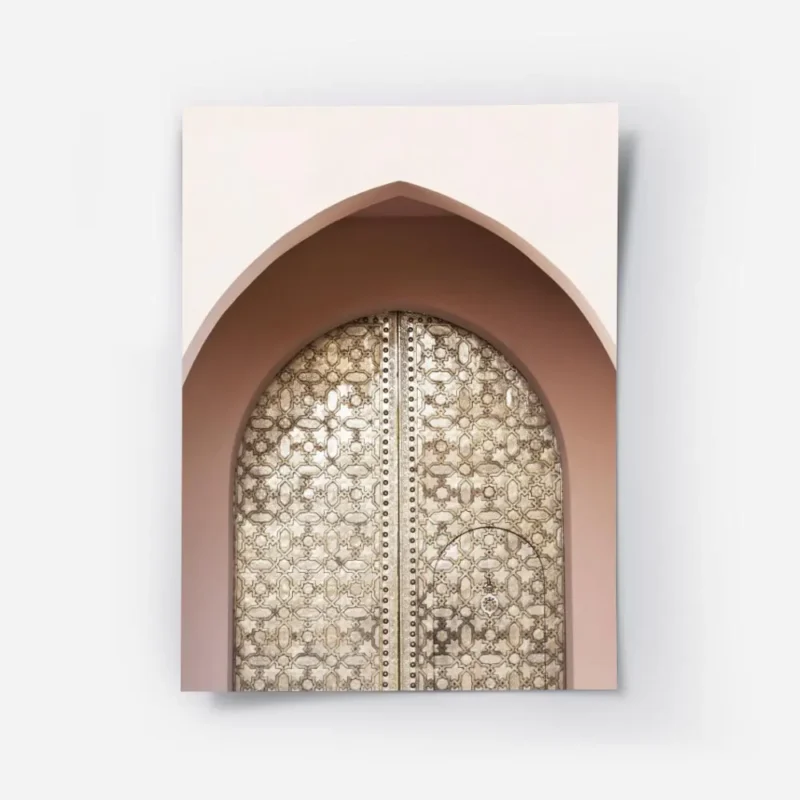 affiche avec photographie dune porte doree gravee de motifs orientaux sous une a.webp