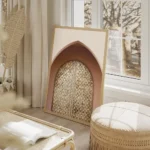 affiche avec photographie dune porte doree gravee de motifs orientaux sous une a salon beige.webp