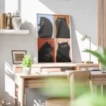 affiche avec quatre chats noirs aux expressions variees sur des fonds bleu orang bureau.webp