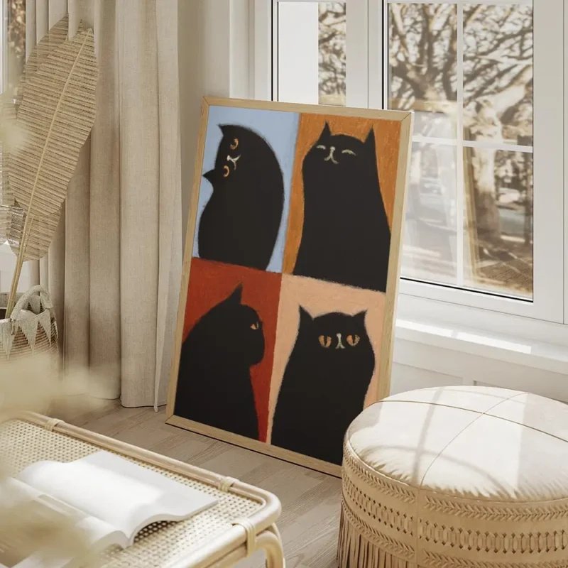 affiche avec quatre chats noirs aux expressions variees sur des fonds bleu orang salon beige.webp