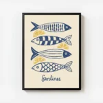 affiche avec quatre sardines bleues stylisees et des quartiers de citron jaune s avec cadre.webp