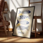 affiche avec quatre sardines bleues stylisees et des quartiers de citron jaune s encadre.webp