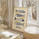 affiche avec quatre sardines bleues stylisees et des quartiers de citron jaune s salon beige.webp