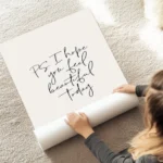 affiche avec texte calligraphie noir ps i hope you feel beautiful today sur fond au sol.webp