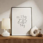 affiche avec texte calligraphie noir ps i hope you feel beautiful today sur fond meuble.webp