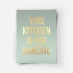 affiche avec texte dore this kitchen is for dancing sur fond vert clair typograp.webp