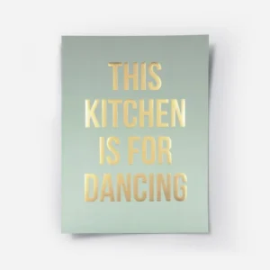 affiche avec texte dore this kitchen is for dancing sur fond vert clair typograp.webp