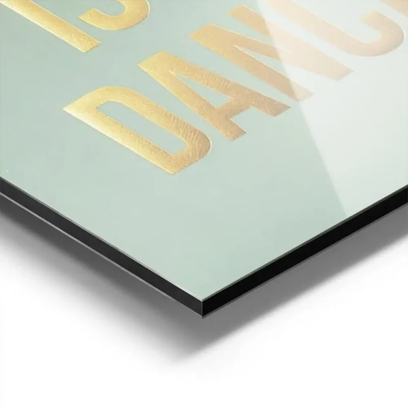 affiche avec texte dore this kitchen is for dancing sur fond vert clair typograp aluminium.webp