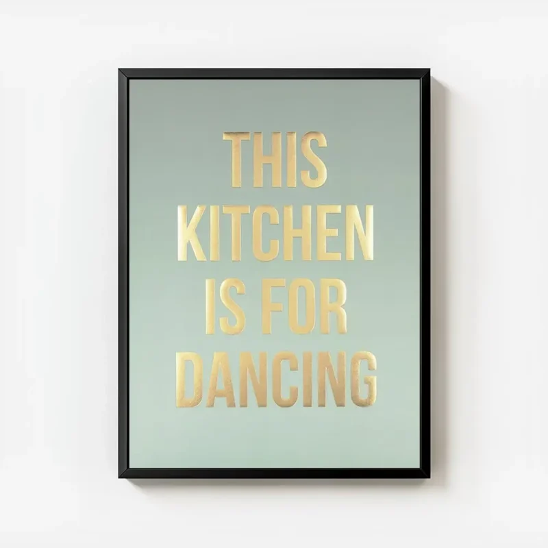 affiche avec texte dore this kitchen is for dancing sur fond vert clair typograp avec cadre.webp
