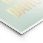 affiche avec texte dore this kitchen is for dancing sur fond vert clair typograp lightpanel.webp