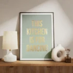affiche avec texte dore this kitchen is for dancing sur fond vert clair typograp meuble.webp