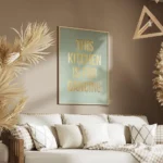 affiche avec texte dore this kitchen is for dancing sur fond vert clair typograp salon.webp
