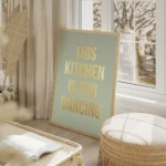 affiche avec texte dore this kitchen is for dancing sur fond vert clair typograp salon beige.webp