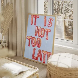 affiche avec texte it is not too late forme de ballons flottants festifs orange salon beige.webp